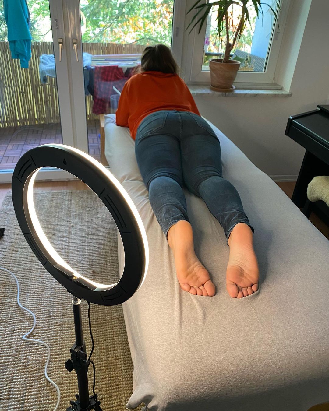 Hľadáme feet modelky na platené selfie nôh a chodidiel z domova!